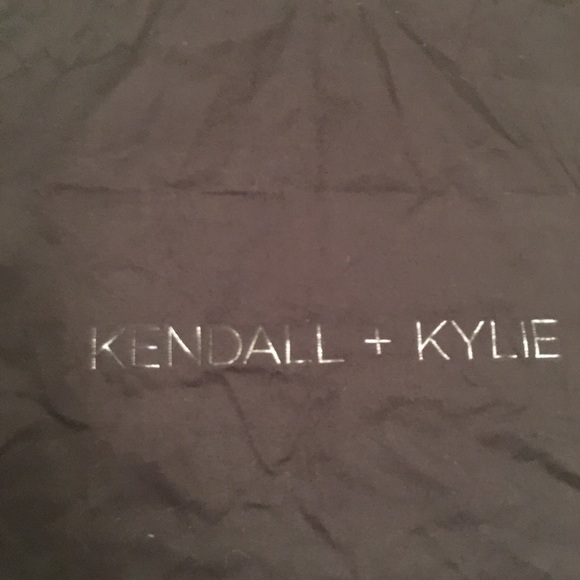Kendall + Kylie dust bag 14”x13.5” - Picture 2 of 3